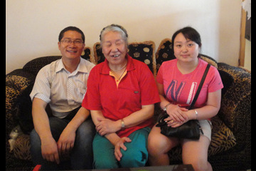 青年文明号关爱老人，践行“六个一”活动
